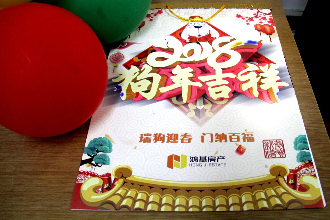 中国风古老砖墙背景中的竹子