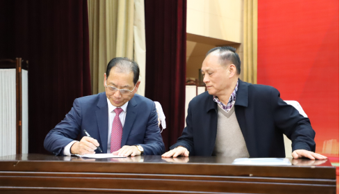 (鸿基集团董事长辜国华签署《南昌市房地产纪行业自律公约》) 本